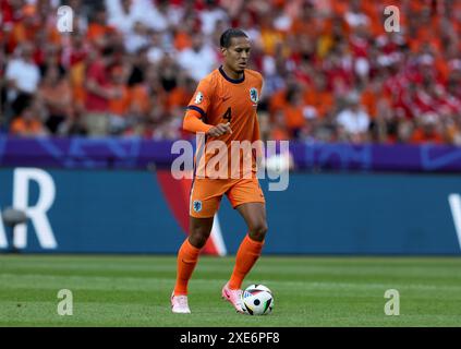 BERLIN – 25. JUNI: Virgil Van Dijk aus den Niederlanden während des Gruppenspiels der UEFA EURO 2024 zwischen den Niederlanden und Österreich im Olympiastadion am 25. Juni 2024 in Berlin. © diebilderwelt / Alamy Stock Stockfoto