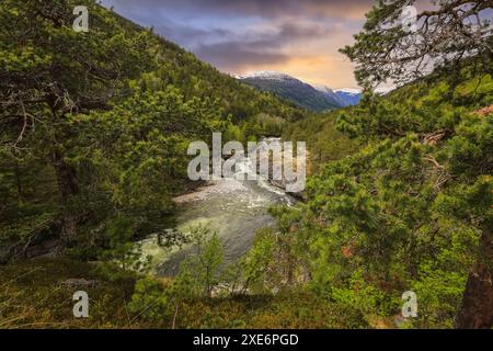 Der Wasserfall Slettafossen ist ein Wasserfall am Fluss Rauma in Romsdalen, Moere und Romsdal, Norwegen Stockfoto