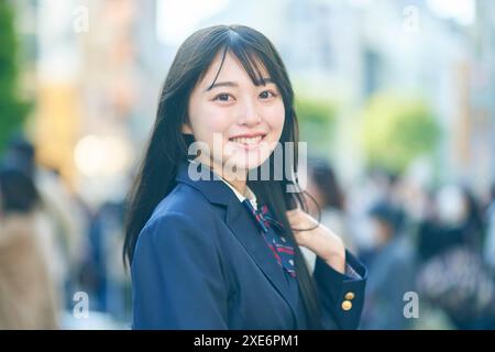 Nahaufnahme eines Studenten, der uns auf der Straße ansieht Stockfoto