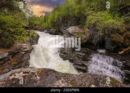 Der Wasserfall Slettafossen ist ein Wasserfall am Fluss Rauma in Romsdalen, Moere und Romsdal, Norwegen Stockfoto