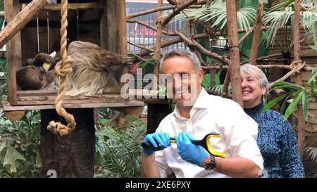 Alex Cole-Hamilton, Anführer der schottischen Lib dem im Zoo von Edinburgh, während er sich auf dem Wahlkampfpfad der Wahl befand. Bilddatum: Mittwoch, 26. Juni 2024. Stockfoto