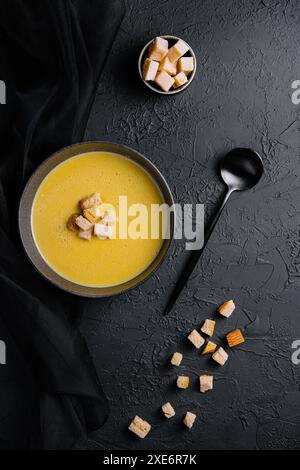 Käsesuppe mit Crackers von oben Stockfoto