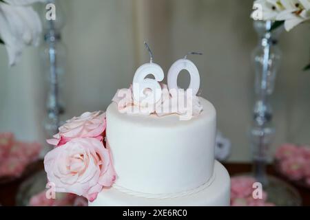 Detail der Zahl 60 oben auf der Geburtstagskuche, 60 Geburtstag, weißer Kuchen, 60 Jahre alte Geburtstagskuchen Kerze Stockfoto