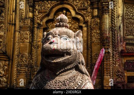 Nahaufnahme der Statue des Schutzlöwen vor der goldenen Mauer am Hindu-Tempel von Changu Narayan, UNESCO-Weltkulturerbe, Changunarayan, Kathman Stockfoto