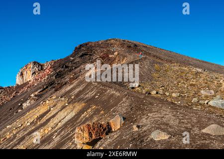 Blick entlang der Hanglage und des Wanderweges hinauf in Richtung des Vulkans Roter Krater, auf Tongariro Alpine Crossing, Tongariro National Park, UNESCO-Weltkulturerbe Stockfoto