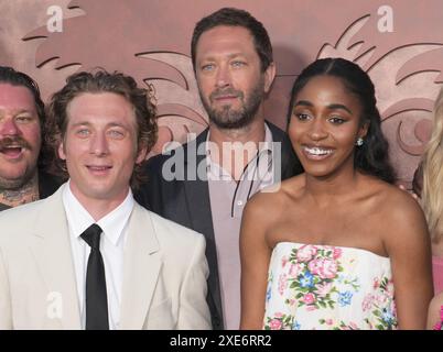 (L-R) Jeremy Allen White, Ebon Moss-Bachrach und Ayo Edebiri bei der Premiere der FX's THE BEAR Staffel 3 in Los Angeles im El Capitan Theatre in Hollywood, KALIFORNIEN am Dienstag, ? Juni 2024. (Foto: Sthanlee B. Mirador/SIPA USA) Stockfoto