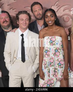 (L-R) Matty Matheson, Jeremy Allen White, Ebon Moss-Bachrach und Ayo Edebiri bei der Premiere der FX's THE BEAR Staffel 3 in Los Angeles im El Capitan Theatre in Hollywood, KALIFORNIEN am Dienstag, ? Juni 2024. (Foto: Sthanlee B. Mirador/SIPA USA) Stockfoto