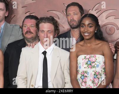 (L-R) Matty Matheson, Jeremy Allen White, Ebon Moss-Bachrach und Ayo Edebiri bei der Premiere der FX's THE BEAR Staffel 3 in Los Angeles im El Capitan Theatre in Hollywood, KALIFORNIEN am Dienstag, ? Juni 2024. (Foto: Sthanlee B. Mirador/SIPA USA) Stockfoto