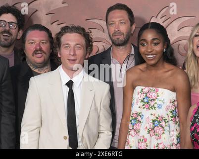 (L-R) Matty Matheson, Jeremy Allen White, Ebon Moss-Bachrach und Ayo Edebiri bei der Premiere der FX's THE BEAR Staffel 3 in Los Angeles im El Capitan Theatre in Hollywood, KALIFORNIEN am Dienstag, ? Juni 2024. (Foto: Sthanlee B. Mirador/SIPA USA) Stockfoto