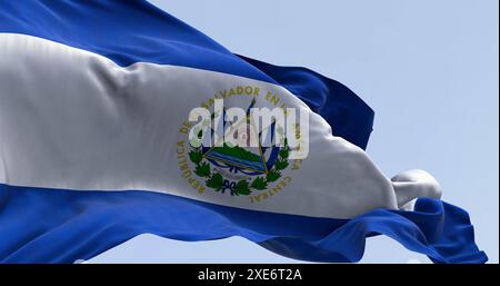 Nationalflagge von El Salvador winkt im Wind auf einer klaren da Stockfoto