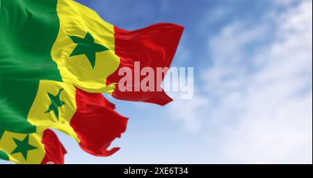 Detail der senegalesischen Nationalflagge, die im Wind winkt Stockfoto