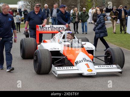 Der McLaren MP4/2B von Niki Lauda aus dem Jahr 1985 rollt durch das Fahrerlager zum Wartebereich für den Vorführlauf. 2024 Goodwood, 81. Mitgliederversammlung, Sussex. Stockfoto