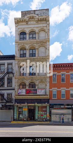 NYC Chinatown: 97 Bowery, ein Wahrzeichen von NYC, gusseisernes Loft-Gebäude, befindet sich in schäbigem Zustand, mit Graffiti und abblätternder weißer Farbe bestückt. Stockfoto