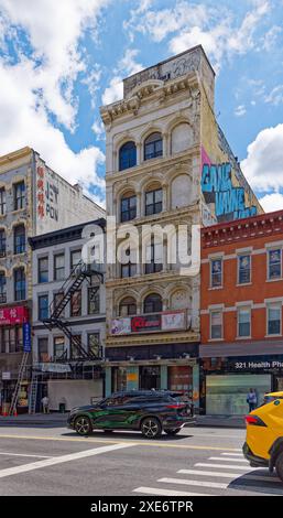 NYC Chinatown: 97 Bowery, ein Wahrzeichen von NYC, gusseisernes Loft-Gebäude, befindet sich in schäbigem Zustand, mit Graffiti und abblätternder weißer Farbe bestückt. Stockfoto