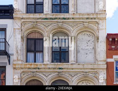 NYC Chinatown: 97 Bowery, ein Wahrzeichen von NYC, gusseisernes Loft-Gebäude, befindet sich in schäbigem Zustand, mit Graffiti und abblätternder weißer Farbe bestückt. Stockfoto