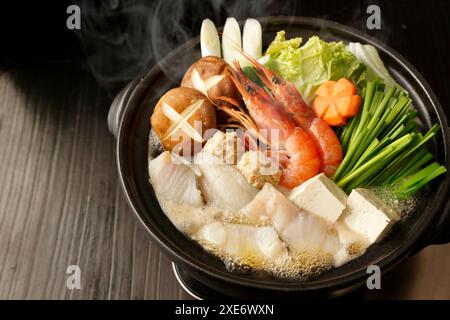 Meeresfrüchte-Hotpot mit Kabeljau und Garnelen Stockfoto