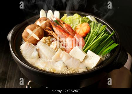 Meeresfrüchte-Hotpot mit Kabeljau und Garnelen Stockfoto