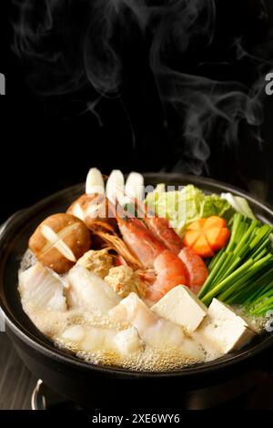 Meeresfrüchte-Hotpot mit Kabeljau und Garnelen Stockfoto