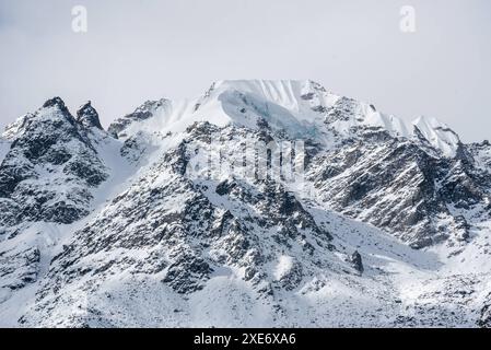 Nahaufnahme eines hoch aufragenden, mit Eis bedeckten Gebirgszuges, Langtang Valley Trek, Himalaya, Nepal, Asien Copyright: CasparxSchlageter 1372-434 Stockfoto