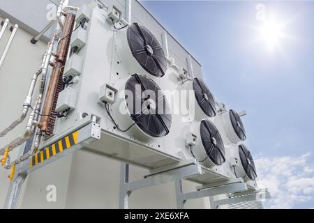 Gruppe von Klimaanlagen im Gebäude Stockfoto