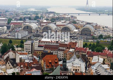 Aus der Vogelperspektive über den Fluss Dauvaga und den Zentralmarkt vom Kirchturm St. Peter, Riga, Lettland, Ostseeraum, Europa Copyright: GOUPIxCHRISTIA Stockfoto