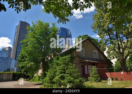 Alte Häuser umgeben von modernen Bürotürmen im Stadtteil Snipiskes, Vilnius, Litauen, Europa Copyright: GOUPIxCHRISTIAN 1382-123 Stockfoto