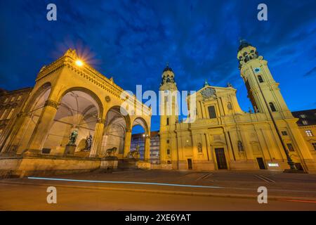 München (München) Deutschland, nächtliche Skyline am Odeonsplatz und Theaterkirche Stockfoto