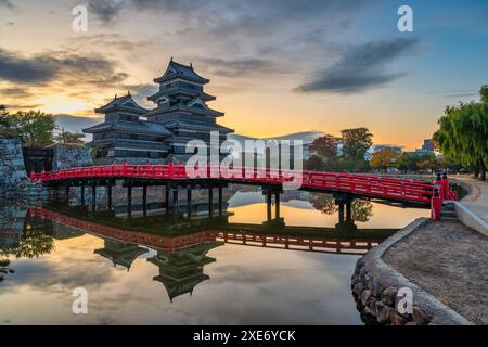 Matsumoto Nagano, Sonnenaufgang auf der Burg Matsumoto im Herbst Stockfoto