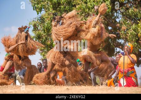 Maskierte Tänzer, die traditionelle Kulamba-Zeremonie der Chewa aus Sambia, Mosambik und Malawi, die jährlich am letzten Samstag im August stattfindet Stockfoto