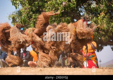 Maskierte Tänzer, die traditionelle Kulamba-Zeremonie der Chewa aus Sambia, Mosambik und Malawi, die jährlich am letzten Samstag im August stattfindet Stockfoto