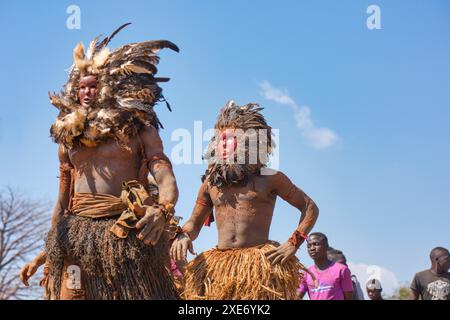 Maskierte Tänzer, die traditionelle Kulamba-Zeremonie der Chewa aus Sambia, Mosambik und Malawi, die jährlich am letzten Samstag im August stattfindet Stockfoto