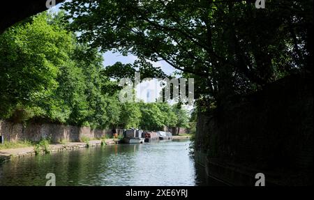 London - 06 04 2022: Blick auf den Regent's Canal nach der Brücke auf der Mile End Rd Stockfoto