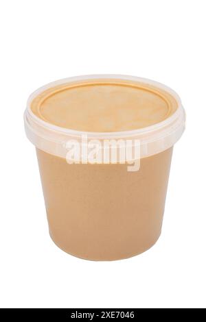 Tahini pro Kilo in einer Plastikschale. Tahini-Konstantgefäß. Isoliert auf weißem Hintergrund. Stockfoto