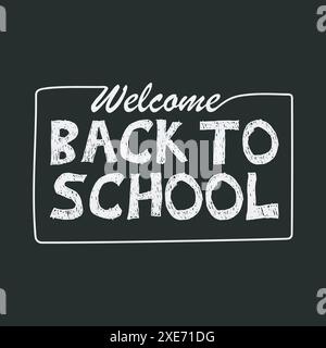 Willkommen zurück in die Schule mit Skizzen-Schriftschablonen auf schwarzem Brett. Zurück zur Schule Poster, Banner, Grußkarte, Aufkleber. Handgezeichneter Schriftzug Stock Vektor