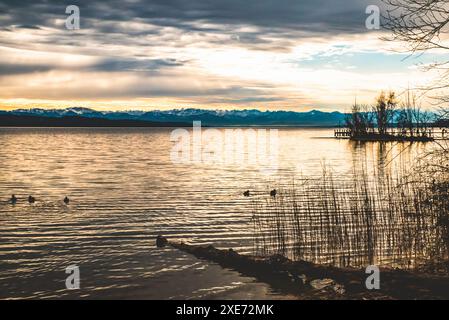 Seeufer, Reflexion, Bergsee, Berge, alpen, Himmel, Wasser, Wellen, Felsen, Wolken, Sonnenuntergang, bayern, staffelsee, ammersee, See Stockfoto