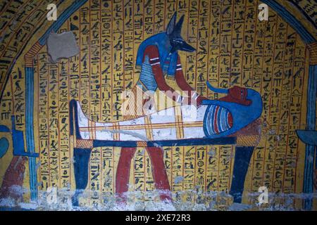 Wandgemälde des Gottes Anubis, der sich um den Pharao kümmert, Grab von Khaemteri, TT220, Gräber von Deir el-Medina, Arbeitergräber, Theben, UNESCO-Weltkulturerbe, L Stockfoto