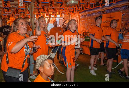 Marktweg, Den Haag, Niederlande. Dienstag, 25. Juni 2024. Ein Sieg 3-2 bei der Fußball-Europameisterschaft. Die österreichische Mannschaft besiegte heute Abend die Niederlande mit 3-2. Das Spiel gegen Österreich fand in Berlin statt. In den Niederlanden schmücken niederländische Fußballfans ihre Häuser im Vorfeld der Fußball-Europameisterschaft 2024 in der patriotischen Farbe Orange. Diese Tradition entstand in den frühen 1990er Jahren, als Straßen und Plätze in den Niederlanden während der Europameisterschaft und der Weltmeisterschaft mit der Nationalflagge und der Farbe Orange versehen wurden. Bildunterschrift. Dut Stockfoto