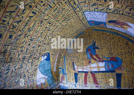 Wandgemälde von Gott Anubis, die den Pharao pflegen, an der anderen Wand, Grab von Khäteri, TT220, Deir el-Medina-Gräber Arbeitergräber, Theben, UNESCO-Weltheritag Stockfoto