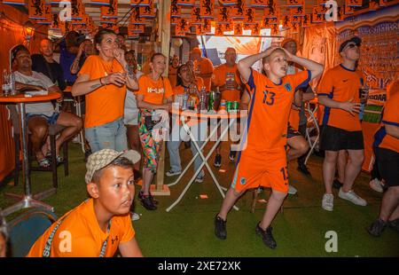 Marktweg, Den Haag, Niederlande. Dienstag, 25. Juni 2024. Ein Sieg 3-2 bei der Fußball-Europameisterschaft. Die österreichische Mannschaft besiegte heute Abend die Niederlande mit 3-2. Das Spiel gegen Österreich fand in Berlin statt. In den Niederlanden schmücken niederländische Fußballfans ihre Häuser im Vorfeld der Fußball-Europameisterschaft 2024 in der patriotischen Farbe Orange. Diese Tradition entstand in den frühen 1990er Jahren, als Straßen und Plätze in den Niederlanden während der Europameisterschaft und der Weltmeisterschaft mit der Nationalflagge und der Farbe Orange versehen wurden. Bildunterschrift. Dut Stockfoto