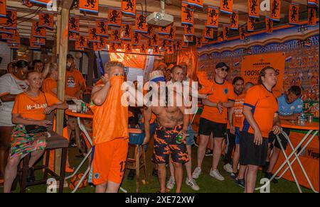 Marktweg, Den Haag, Niederlande. Dienstag, 25. Juni 2024. Ein Sieg 3-2 bei der Fußball-Europameisterschaft. Die österreichische Mannschaft besiegte heute Abend die Niederlande mit 3-2. Das Spiel gegen Österreich fand in Berlin statt. In den Niederlanden schmücken niederländische Fußballfans ihre Häuser im Vorfeld der Fußball-Europameisterschaft 2024 in der patriotischen Farbe Orange. Diese Tradition entstand in den frühen 1990er Jahren, als Straßen und Plätze in den Niederlanden während der Europameisterschaft und der Weltmeisterschaft mit der Nationalflagge und der Farbe Orange versehen wurden. Bildunterschrift. Dut Stockfoto