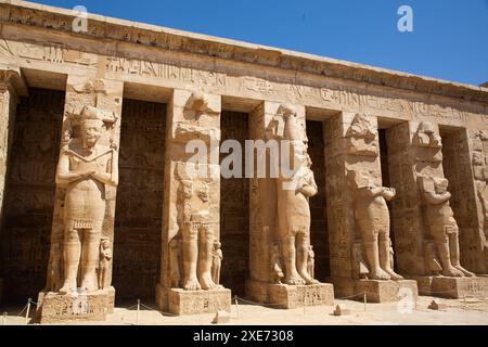 Osirische Statuen, nördlicher Portikus, erster Hof, Medinet Habu, Totentempel von Ramesses III, 1187-56 v. Chr., altes Theben, UNESCO-Weltkulturerbe Stockfoto