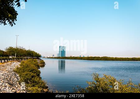 Uferung der Stadt Donezk entlang des Kalmius. Es entstehen mehrstöckige Gebäude. Eine Brücke überquert den Fluss, der einen Teil der Stadt verbindet. Hoch q Stockfoto