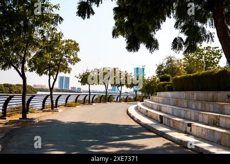 Uferung der Stadt Donezk entlang des Kalmius. Es entstehen mehrstöckige Gebäude. Eine Brücke überquert den Fluss, der einen Teil der Stadt verbindet. Hoch q Stockfoto