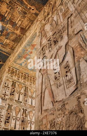 Reliefs, Innentor zwischen dem ersten und zweiten Pylon, Medinet Habu, Totentempel von Ramesses III, 1187-56 v. Chr., Antike Theben, UNESCO-Weltkulturerbe Stockfoto