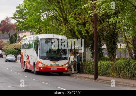 Bus Eireann, der Passagiere in Piltown, Co. Abholt. Kilkenny, Irland. Stockfoto