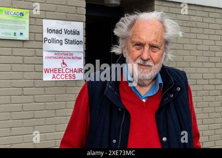 Lord David Puttnam nach der Wahl in Skibbereen Polling Station am 7. Juni 2024 in Skibbereen, West Cork, Irland. Stockfoto