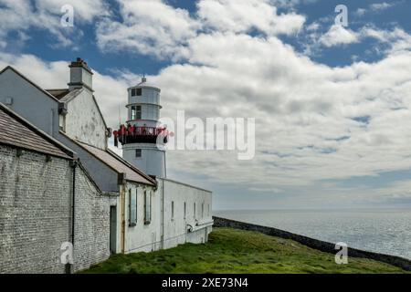 Irish Lights Galley Head Lighthouse, Galley Head, West Cork, Irland an einem sonnigen und bewölkten Tag. Stockfoto