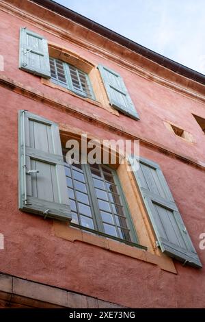 Architektonische Details in der historischen Stadt Roussillon, Provence im Süden Frankreichs. Das Dorf auf einem Hügel liegt neben einer alten Ockermine Stockfoto