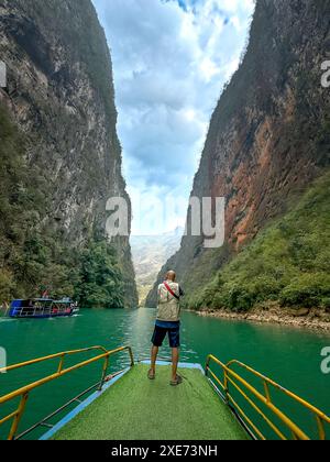 MEO Vac Bezirk, Provinz Ha Giang, Vietnam - 23. Februar 2024: Touristen auf einem Boot erkunden den Fluss Nho Que am Berg Under Ma Pi Leng in Stockfoto