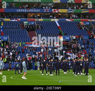 GELSENKIRCHEN, DEUTSCHLAND - 16. JUNI: Marc Guehi, Conor Gallagher vor dem Gruppenspiel der UEFA EURO 2024 zwischen Serbien und England in der Arena AufSchale Stockfoto